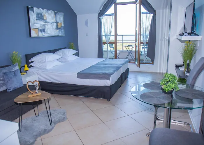 Black Sea Narcissus - Quiet With Amazing Sea View Warna